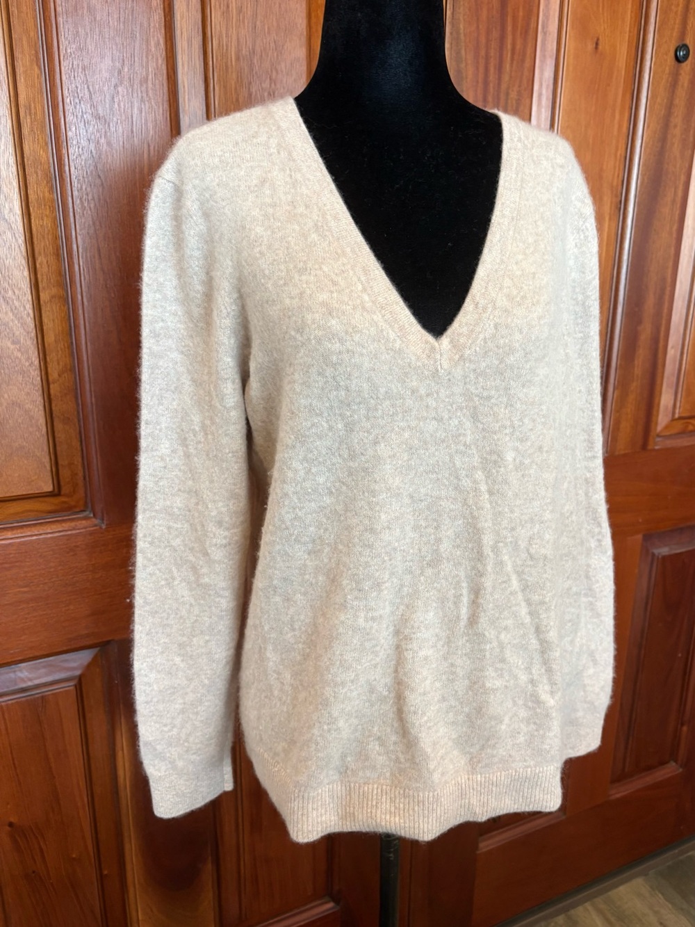 Garnet Hill 100% Cashmere v-neck Sweater  Beige Tan Size Large Quiet Luxury - Picture 2 of 10
